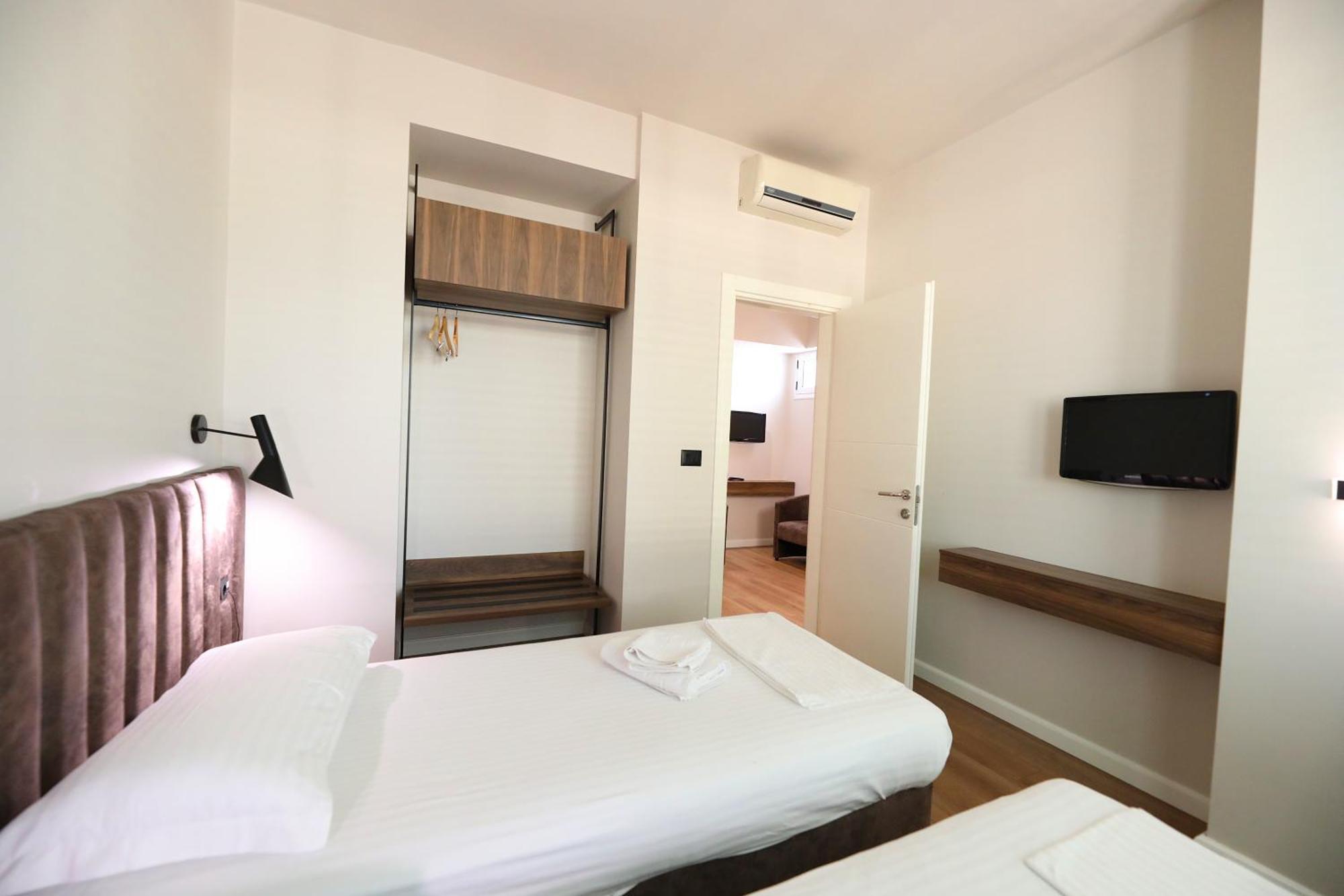 Hotel Libertas Vlorë Екстериор снимка