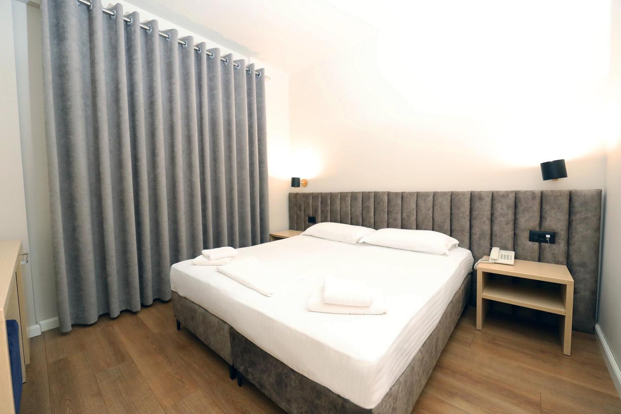 Hotel Libertas Vlorë Екстериор снимка