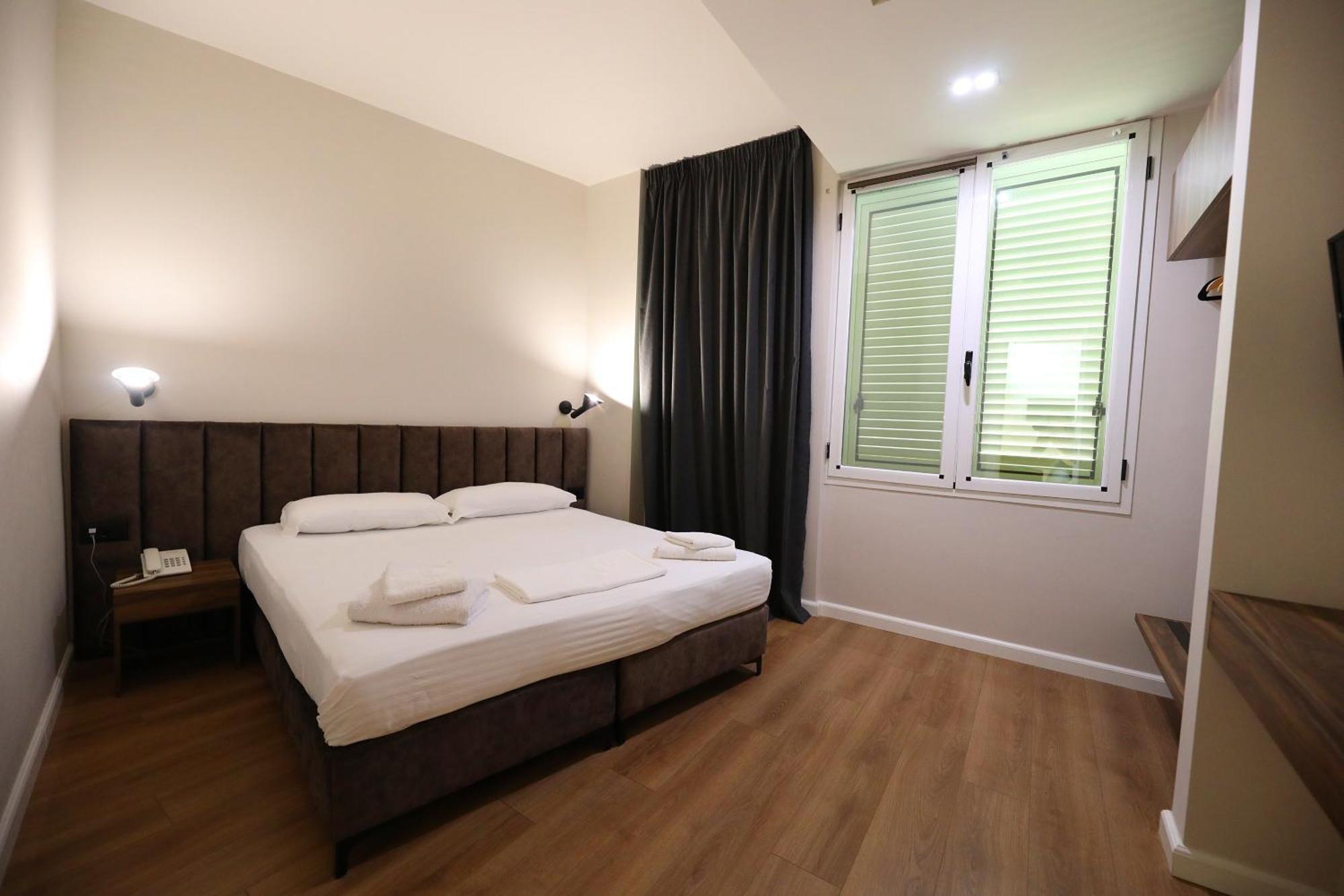 Hotel Libertas Vlorë Екстериор снимка